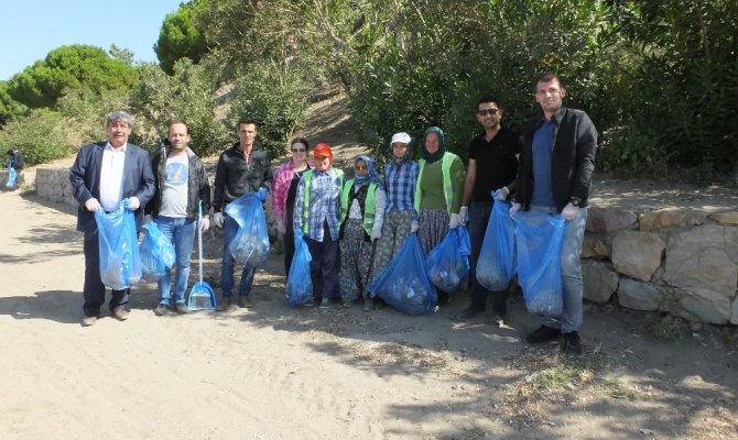 Çevreciler Ören sahilinde 700 kilo çöp topladı