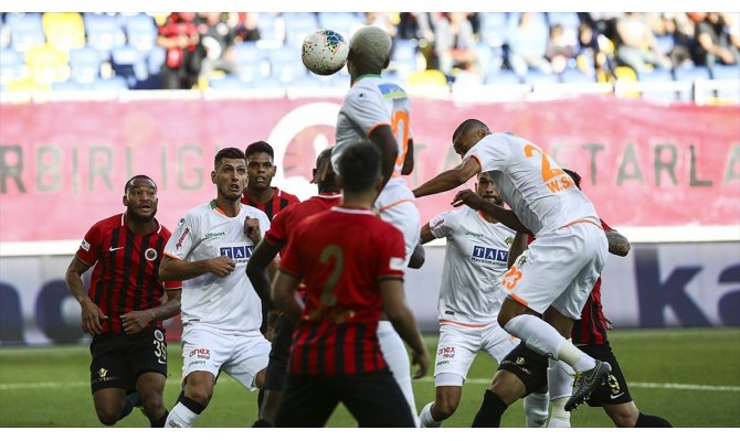 Lider Alanyaspor Gençlerbirliği'ne takıldı