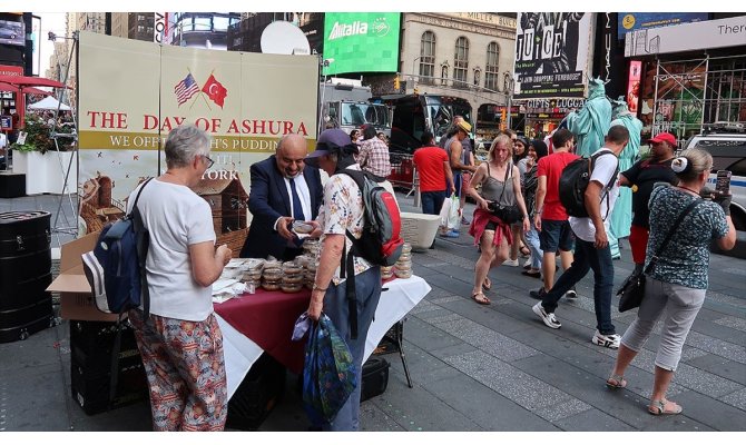 Times Meydanı'nda aşure ikramı