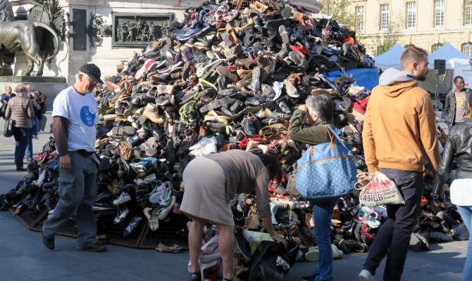 Paris’te bomba kurbanları için ayakkabı piramidi oluşturuldu