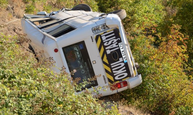 Freni patlayan öğrenci servisi şarampole yuvarlandı: 7 yaralı