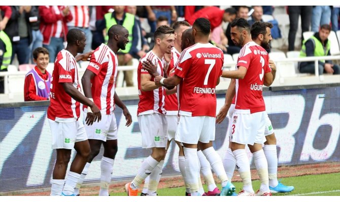 Sivasspor evinde farklı kazandı