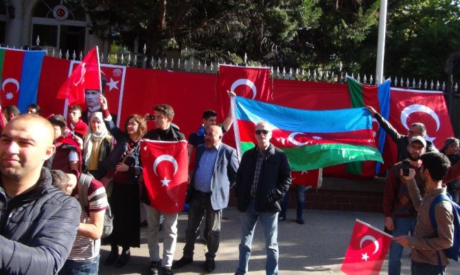 Macaristan’daki Türkler’den YPG/PKK yandaşlarına tepki