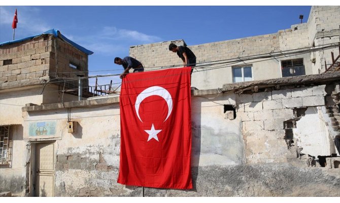 Saldırıda hasar gören evine bayrak asma talebini AA gerçekleştirdi