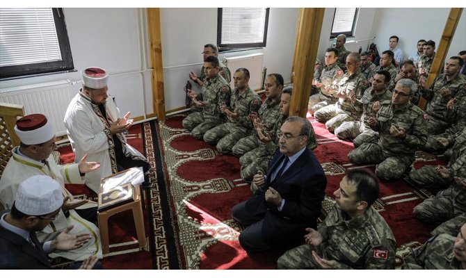 Bosna Hersek'teki Türk birliğinde Mehmetçik için dua