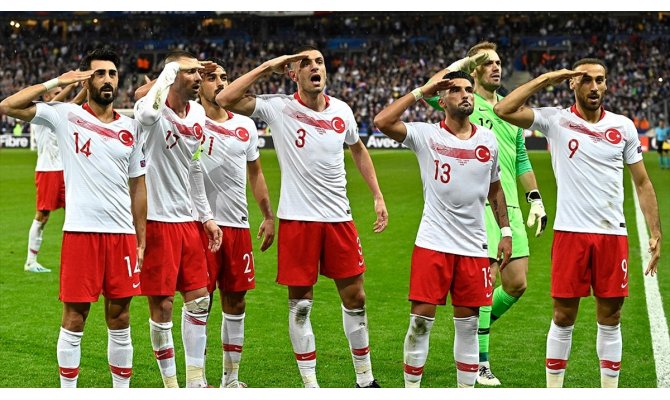 UEFA'nın en iyi 11'inde iki Türk oyuncu yer aldı