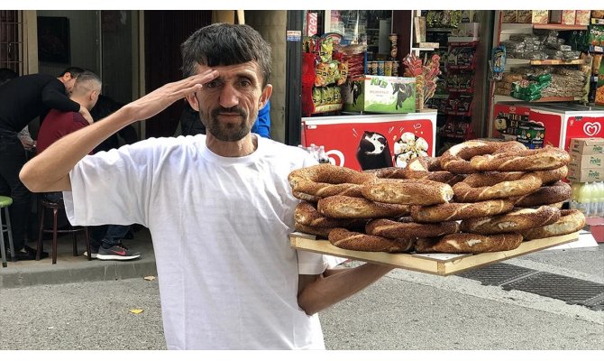 'Simitçi Erkan' iki günlük gelirini Mehmetçik Vakfına bağışladı