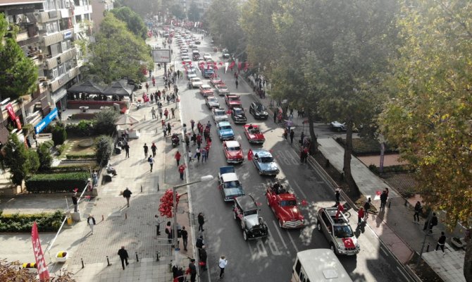 96 klasik otomobil ile Kadıköy’den Dolmabahçe’ye Cumhuriyet konvoyu