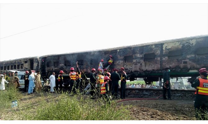 Pakistan'da yolcu treni alev aldı: 62 ölü