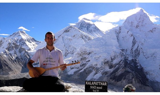 Genç Türk gezgin, Everest'te saz çaldı