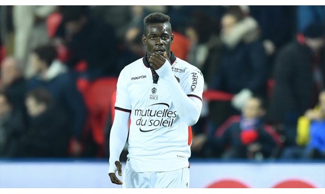 Roma Kulübünden ırkçı tezahüratlara maruz kalan Balotelli'ye destek mesajı