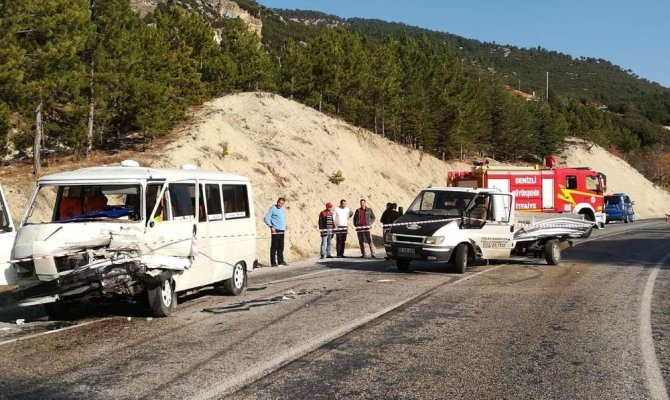 Minibüs ile kamyonet kafa kafaya çarpıştı: 4 yaralı