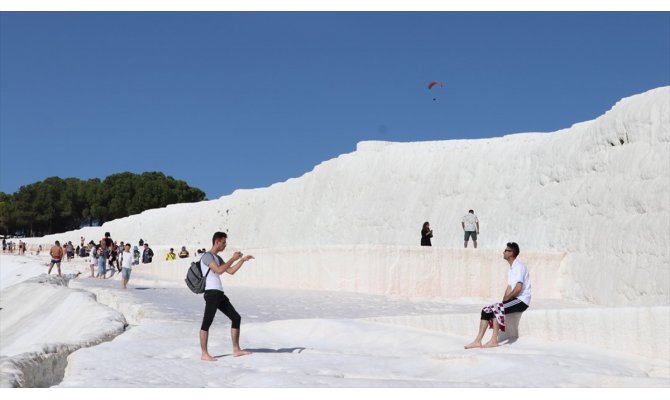 Pamukkale 10 ayda 2,3 milyon ziyaretçi ağırladı