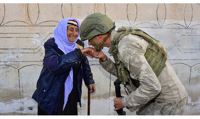 MSB, Mehmetçiğin Rasulayn'daki yaşlı kadının elini öptüğü anın fotoğrafını paylaştı