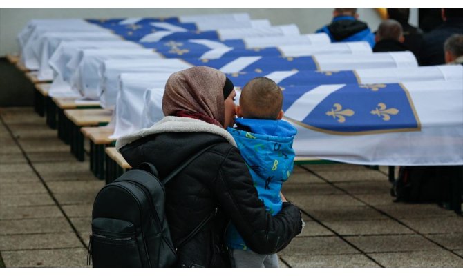 Bosna'daki savaşta öldürülen 12 Boşnak 27 yıl sonra toprağa verildi