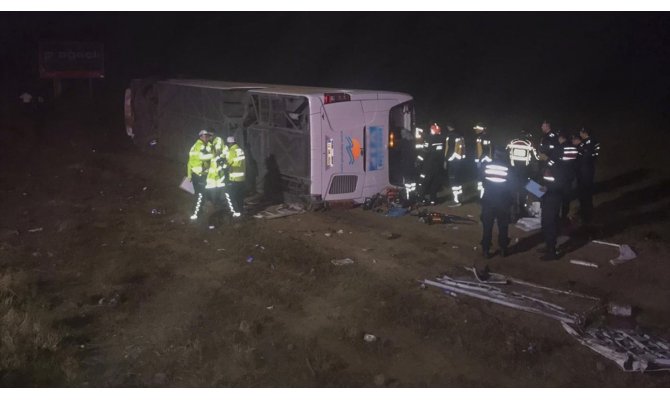 Aksaray'da yolcu otobüsü devrildi: 1 ölü, 20 yaralı