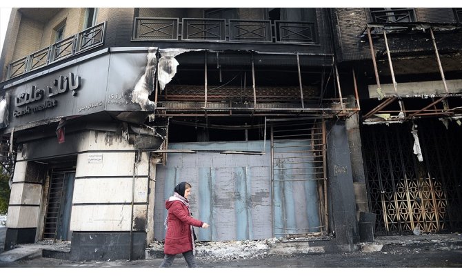 İran'daki gösterilerde 15 polis yaralandı, 30 kişi gözaltına alındı