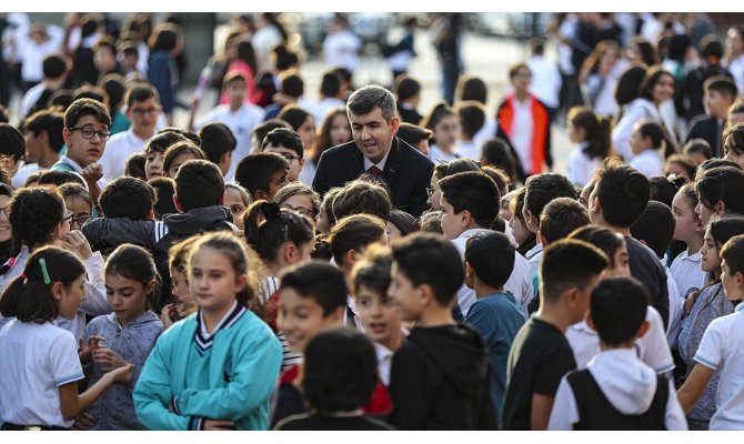 Gözlerini kaybettiği yıllarda eğitim gördüğü okulda öğrencilerinin yoluna ışık tutuyor