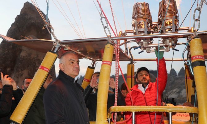 Kültür ve Turizm Bakanı Ersoy, Kapadokya’da balona bindi