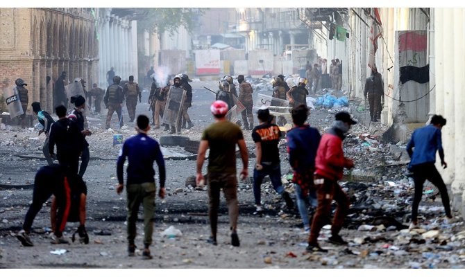 Irak'ın Zikar kentinde protestocular valilik binasını ateşe verdi