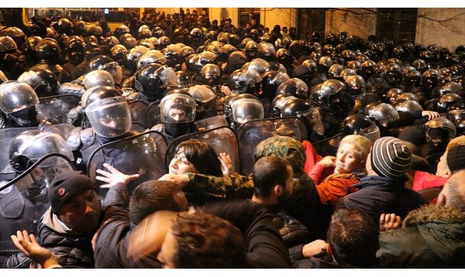 Gürcistan'da güvenlik güçleri parlamentoyu kuşatan protestoculara müdahale etti