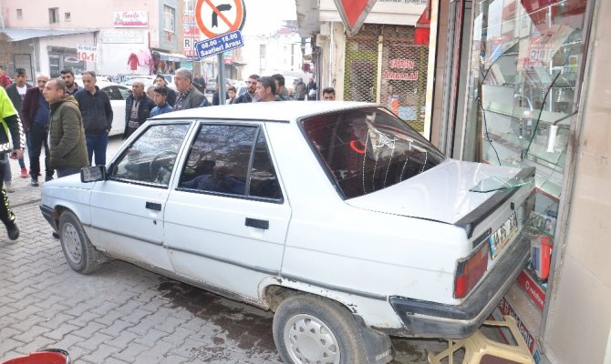 El freni çekilmeyen otomobil iş yerine girdi