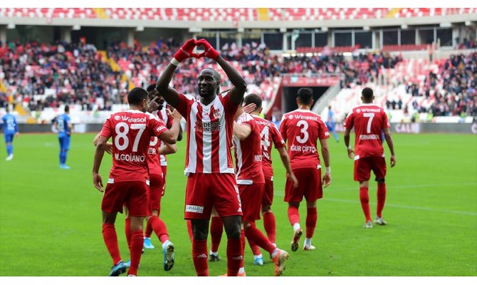 Lider Sivasspor sahasında kazandı