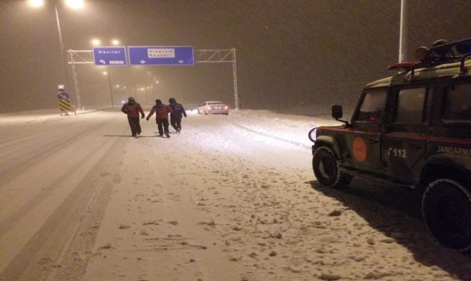 Erciyes’te mahsur kalan otomobiller kurtarıldı