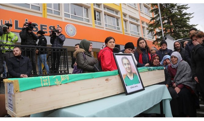 Trafik kazasında yaşamını yitiren hentbolcular için okullarında tören