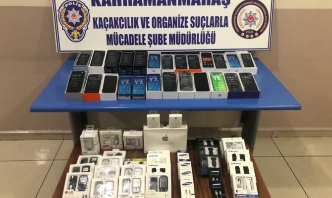 Seyyar satıcıdan 90 bin liralık kaçak telefon çıktı