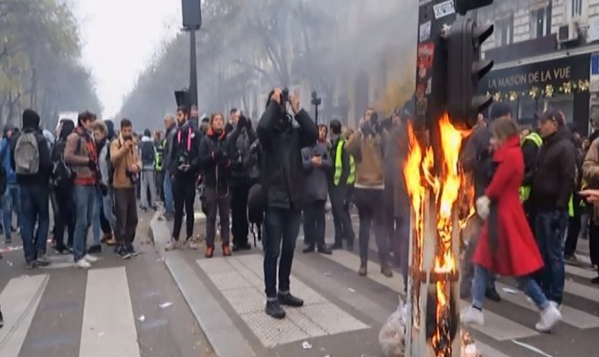 Paris sokakları son yılların en büyük grevine sahne oluyor