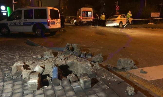 Başkent’te otomobil polis aracına çarptı: 2’si polis 3 yaralı