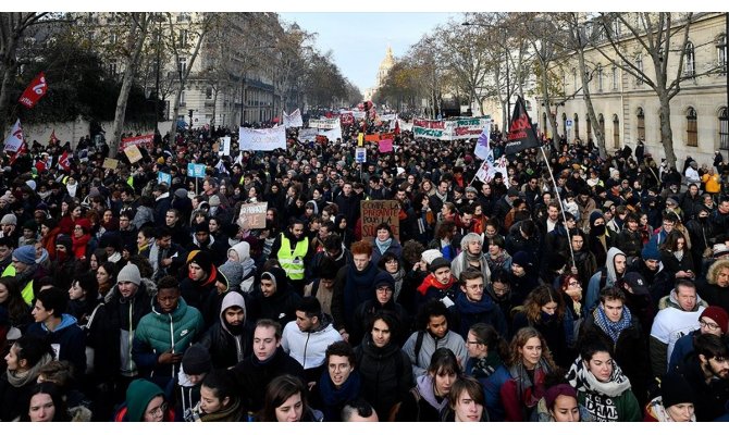 Fransa'da Macron karşıtları sokağa döküldü