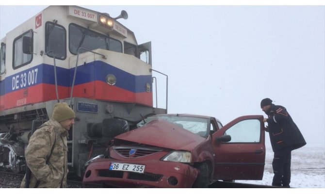 Kars'ta yük treninin hemzemin geçitte çarptığı otomobildeki 3 kişi öldü