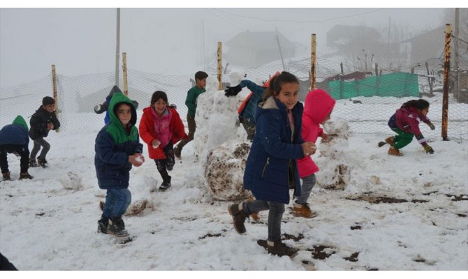 Doğu'da kardan kapanan 109 yerleşim biriminin yolu ulaşıma açıldı