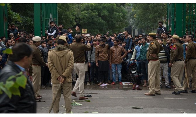 Hindistan'daki polis şiddeti üniversitelerde protesto edildi