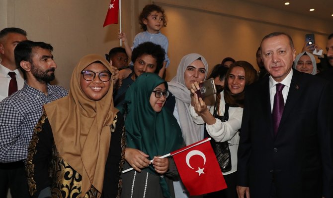 Cumhurbaşkanı Erdoğan’a Malezya’da coşkulu karşılama