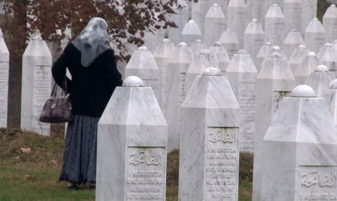 Srebrenitsa annesi: “Katliamın kanıtı işte bu mezarlık”