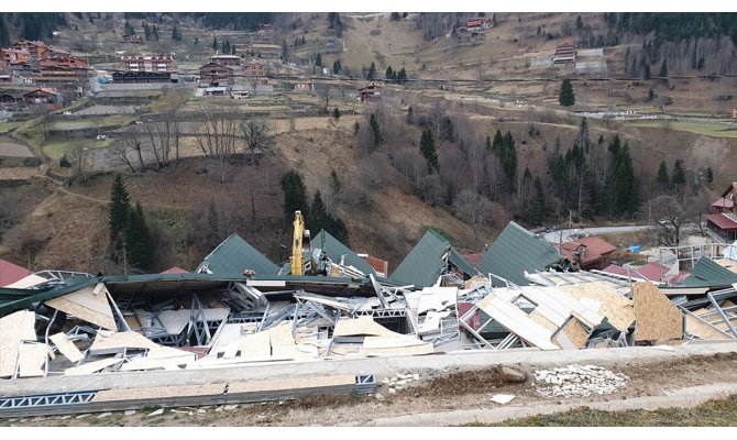 Uzungöl'de kaçak binaların yıkımına başlandı