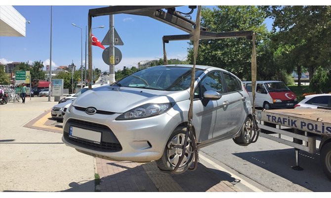 İçişleri Bakanlığı: Trafik güvenliğini tehdit etmeyen park halindeki araçlar otoparka çekilmeyecek