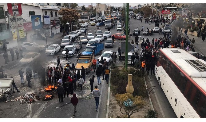 İran'da benzin zammı protestoları 2019'a damga vurdu