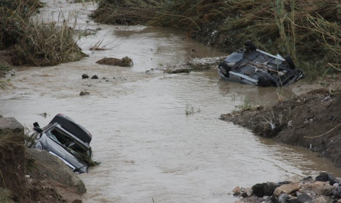 Sular çekildi, sele kapılan otomobiller ortaya çıktı