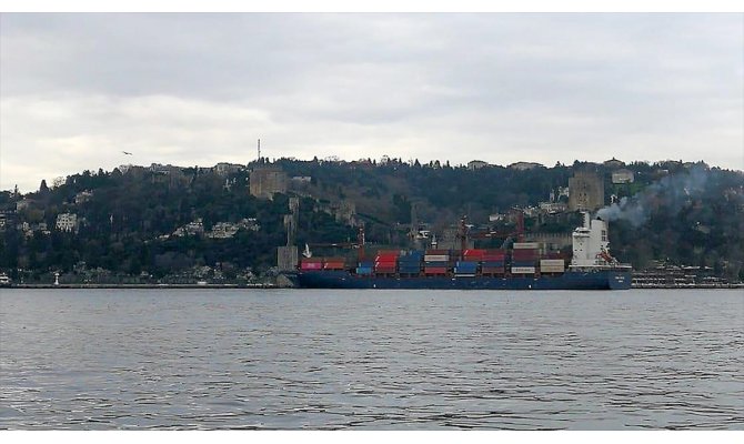 Yük gemisi İstanbul Boğazı'nda karaya oturdu