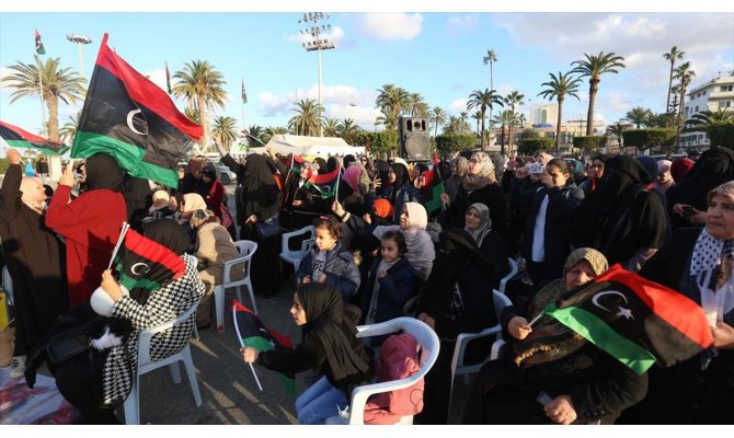 Libya'da yüzlerce kişi Hafter'i protesto etti