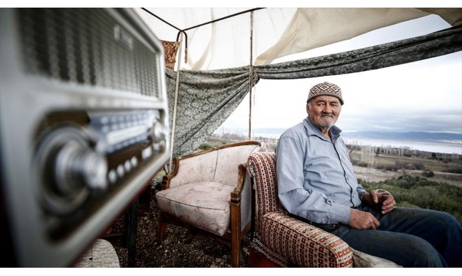 Mehmet dedenin Burdur Gölü manzaralı barakasında keyif dolu yaşamı