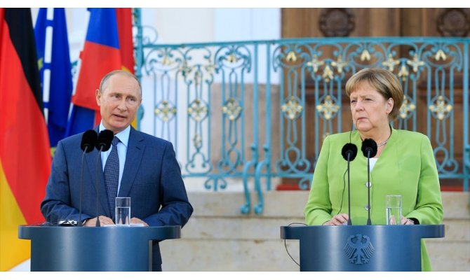 Putin, Merkel ile Libya krizini görüştü