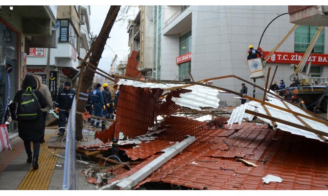 Çanakkale'de fırtına apartmanın çatısını uçurdu