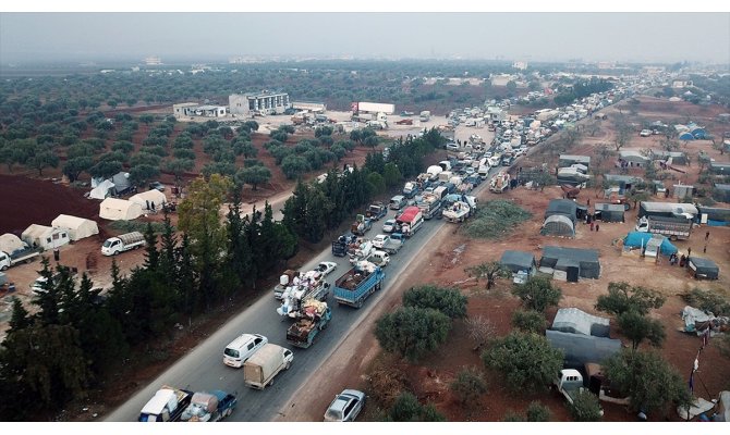 İdlib'deki saldırılardan kaçan 20 bin sivil daha Türkiye sınırı yakınlarına göç etti