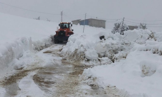 Kahramanmaraş’ta karla mücadele sürüyor