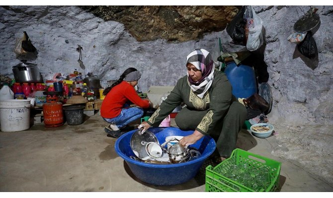 İsrail'in evlerini yıktığı Filistinliler mağaraları mesken tuttu